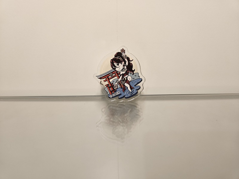 Acrylic badge Primrose (mwt)