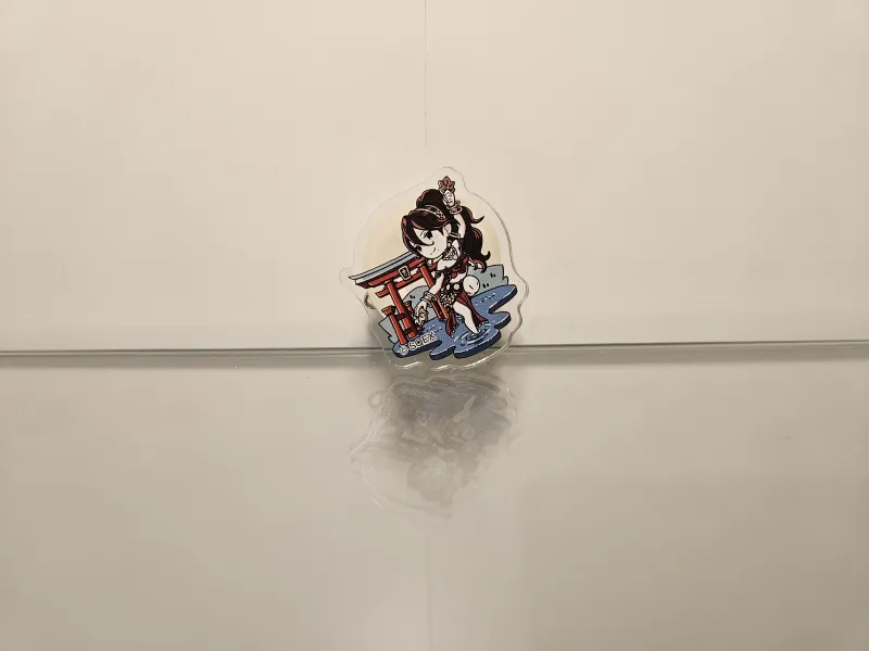 Acrylic badge Primrose (mwt)